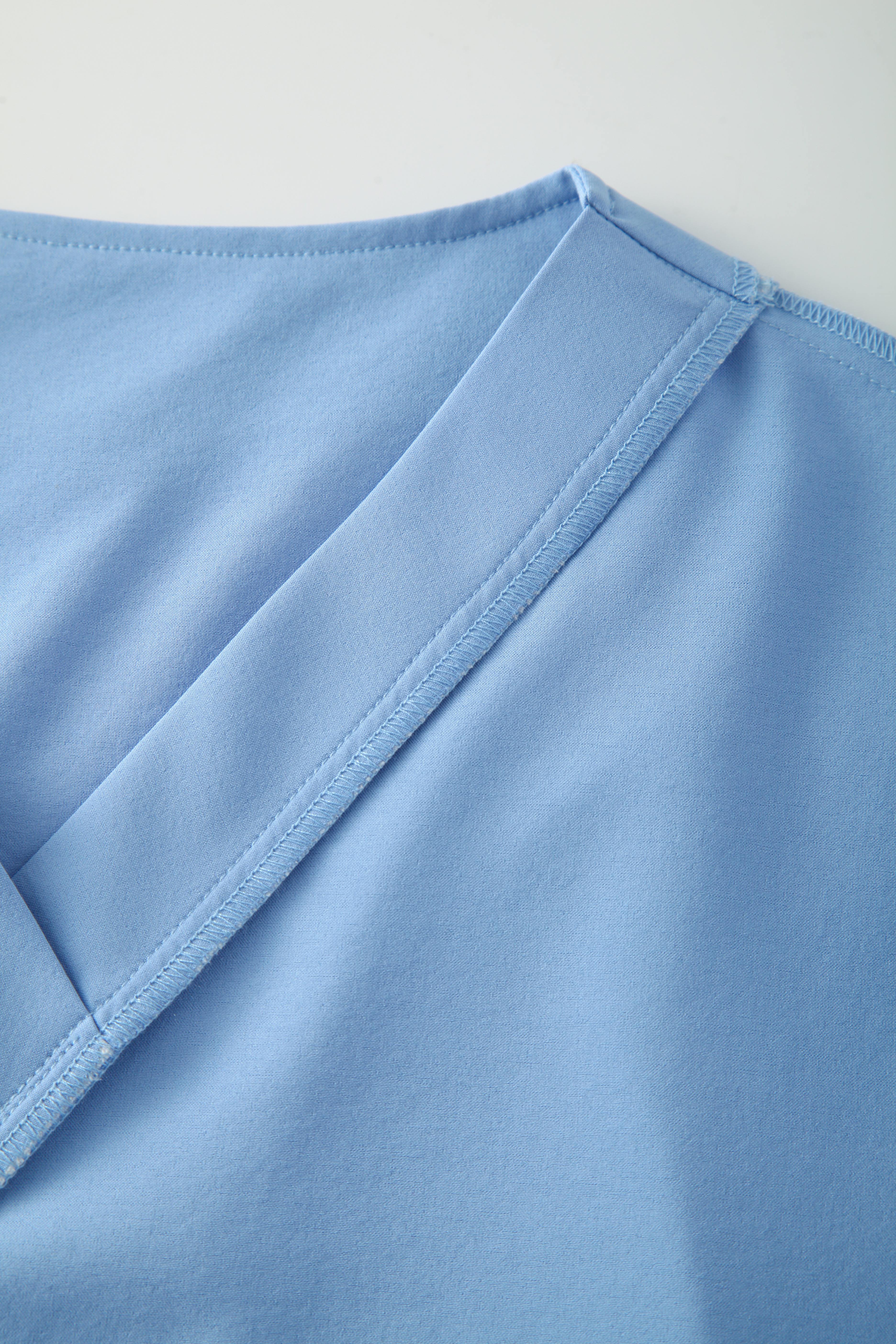 Light Blue Short Sleeves V-neck Healthcare Nurse Uniforms STM5006